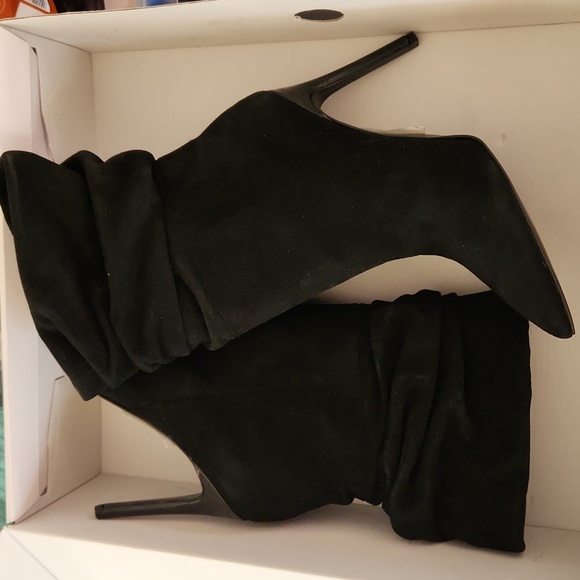 Guess Suede Stiletto Scrunched Booties. Backy - Picture 3 of 16